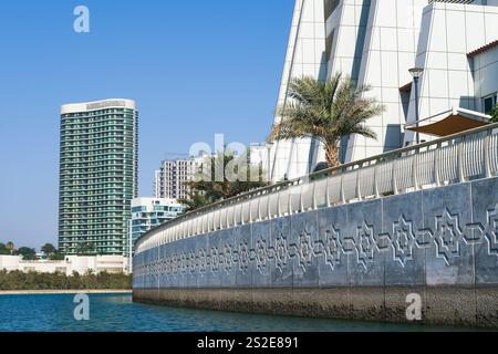 Gita in motoscafo lungo la spiaggia pubblica urbana, il parco di mangrovie fino alla costa con i nuovi edifici sull'isola di al Reem. Abu Dhabi, Emirati Arabi Uniti Foto Stock
