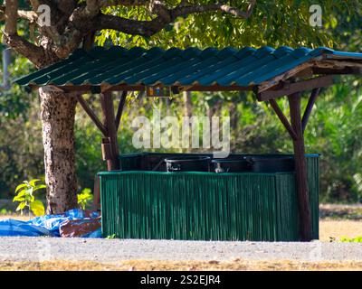 Bidoni per la raccolta dei rifiuti all'aperto per separare i rifiuti nei parchi pubblici. Attenzione all'ambiente, separazione dei rifiuti in contenitori diversi Foto Stock