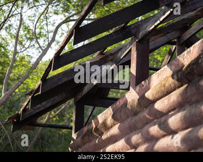 Vento sul tetto della casa danneggiato con piastrelle mancanti dopo il temporale estivo. Concetto di riparazione del tetto domestico. Foto Stock