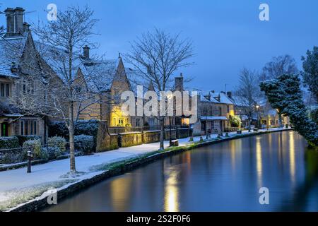 Neve a Bourton sull'acqua all'alba, Cotswolds, Gloucestershire, Inghilterra Foto Stock