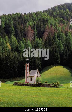 Santa Maddalena è un pittoresco villaggio situato nelle Dolomiti, una catena montuosa nel nord-est dell'Italia. Foto Stock