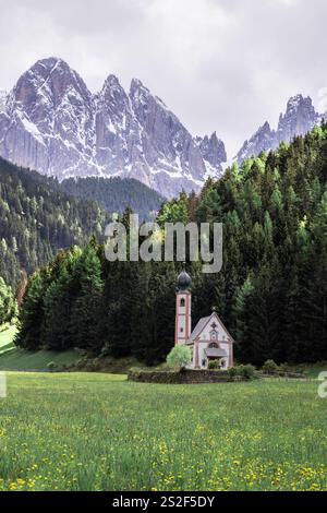 Santa Maddalena è un pittoresco villaggio situato nelle Dolomiti, una catena montuosa nel nord-est dell'Italia. Foto Stock