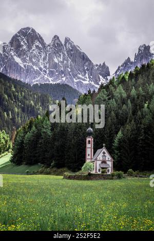 Santa Maddalena è un pittoresco villaggio situato nelle Dolomiti, una catena montuosa nel nord-est dell'Italia. Foto Stock
