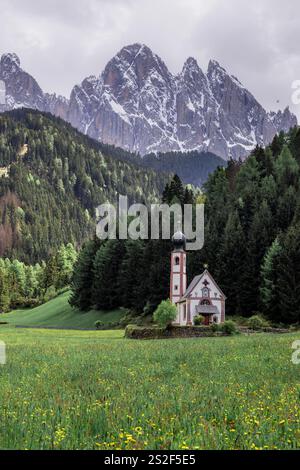 Santa Maddalena è un pittoresco villaggio situato nelle Dolomiti, una catena montuosa nel nord-est dell'Italia. Foto Stock