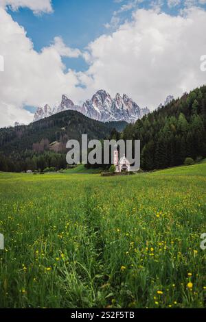 Santa Maddalena è un pittoresco villaggio situato nelle Dolomiti, una catena montuosa nel nord-est dell'Italia. Foto Stock