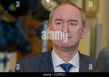 Hubert Aiwanger, Freie Wähler. Wirtschaftsminister und stellvertretender Bayerischer Ministerpräsident Hubert Aiwanger, FW , am Rand der Plenarsitzung. München Bayern Deutschland *** Hubert Aiwanger, libero elettori Ministro dell'economia e Vice Ministro bavarese Presidente Hubert Aiwanger, FW , a margine della sessione plenaria Monaco di Baviera Germania Copyright: XRolfxPossx Foto Stock