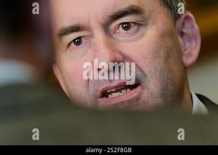 Hubert Aiwanger, Freie Wähler. Wirtschaftsminister und stellvertretender Bayerischer Ministerpräsident Hubert Aiwanger, FW , am Rand der Plenarsitzung. München Bayern Deutschland *** Hubert Aiwanger, libero elettori Ministro dell'economia e Vice Ministro bavarese Presidente Hubert Aiwanger, FW , a margine della sessione plenaria Monaco di Baviera Germania Copyright: XRolfxPossx Foto Stock