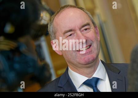 Hubert Aiwanger, Freie Wähler. Wirtschaftsminister und stellvertretender Bayerischer Ministerpräsident Hubert Aiwanger, FW , am Rand der Plenarsitzung. München Bayern Deutschland *** Hubert Aiwanger, libero elettori Ministro dell'economia e Vice Ministro bavarese Presidente Hubert Aiwanger, FW , a margine della sessione plenaria Monaco di Baviera Germania Copyright: XRolfxPossx Foto Stock