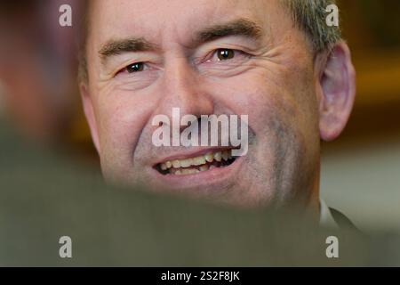 Hubert Aiwanger, Freie Wähler. Wirtschaftsminister und stellvertretender Bayerischer Ministerpräsident Hubert Aiwanger, FW , am Rand der Plenarsitzung. München Bayern Deutschland *** Hubert Aiwanger, libero elettori Ministro dell'economia e Vice Ministro bavarese Presidente Hubert Aiwanger, FW , a margine della sessione plenaria Monaco di Baviera Germania Copyright: XRolfxPossx Foto Stock