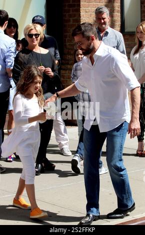 Hugh Jackman e Deborra-Lee Furness con la loro figlia Ava Eliot Jackman fuori e circa la festa della mamma a New York City - 11 maggio 2014 Foto Stock