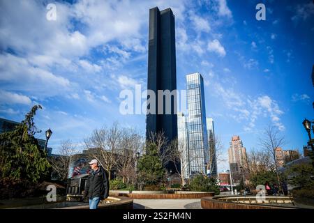 L'incompiuto hotel Hudson Yards, rivestito di nero, sviluppato dal Marx Development Group, sorge sopra le strutture circostanti martedì 31 dicembre 2024. (© Richard B. Levine) Foto Stock