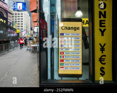 Un negozio di cambio valuta estera a Times Square nel centro di Manhattan a New York domenica 29 dicembre 2024. (© Richard B. Levine) Foto Stock