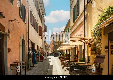 Splendida vista sulla strada a Castiglione del Lago, Perugia, Umbria, Italia Foto Stock