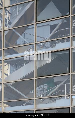 Frammento di una moderna scala vetrata in un edificio a piu' piani Foto Stock