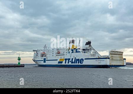 Lübeck, Schleswig-Holstein, Germania - 9 febbraio 2020: Il traghetto Nils Holgersson parte dal porto di Travemünde verso la Svezia Foto Stock