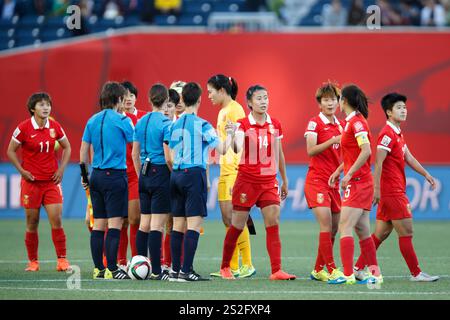 WINNIPEG, CANADA - 15 GIUGNO: I giocatori della squadra cinese stringono la mano alla squadra ufficiale dopo un pareggio 2-2 contro la nuova Zelanda in una partita del gruppo A della Coppa del mondo femminile FIFA il 15 giugno 2015 al Winnipeg Stadium di Winnipeg, Canada. Solo per uso editoriale. Uso commerciale vietato. (Fotografia di Jonathan Paul Larsen / Diadem Images) Foto Stock