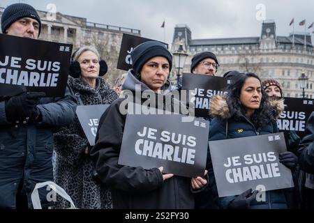 Londra, Inghilterra, Regno Unito, 7 gennaio 2025. In occasione del decimo anniversario dell'attentato terroristico islamico al quotidiano satirico francese Charlie Hebdo, il gruppo di attivisti filo-israeliani OurFightUk si è riunito a Trafalgar Square per difendere la libertà di parola e continuare la lotta contro il terrorismo islamico. Crediti: Lab Mo / ALAMY LIVE NEWS Foto Stock