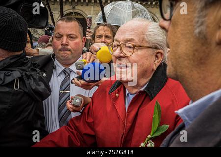 Parigi, Francia. 1° maggio 2015. Olivier Donnars/le Pictorium - FN sfilata il 1° maggio 2015 - 01/05/2015 - Francia/Parigi - Parigi, 1° maggio 2015. Jean-Marie le Pen, fondatore della FN, alla sfilata del Front National, grida: "Giovanna d'Arco, aiuto!" Di fronte alla statua di Giovanna d'Arco. Crediti: LE PICTORIUM/Alamy Live News Foto Stock