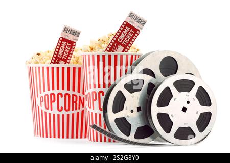 Gustosi popcorn, bobine di film e biglietti per il cinema isolati sul bianco Foto Stock