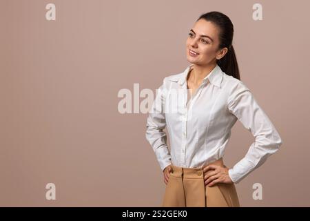 donna caucasica felice signora in camicia bianca e pantaloni beige, copia spazio Foto Stock