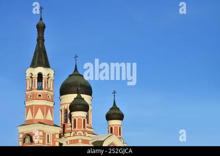 Chiesa di tre santi. Kharkiv. L'Ucraina. Foto dettagliate di chiesa con cupole nere e decori in rilievo durante il giorno all'aperto Foto Stock