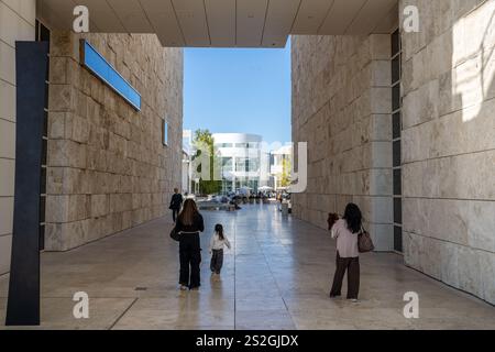 Los Angeles California - 17 dicembre 2024: Un passaggio esterno con turisti al Getty Center Museum di Los Angeles California Foto Stock
