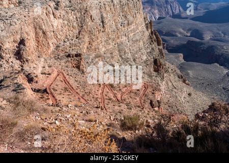 Il South Kaibab Trail nel Grand Canyon con tornanti sopra la piattaforma di Tonto Foto Stock