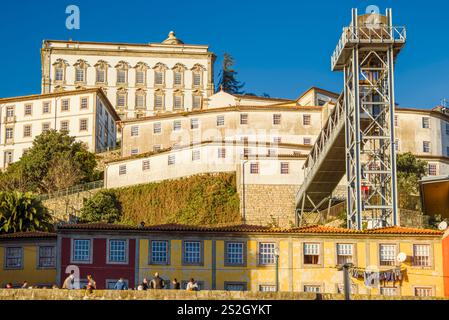 Porto, Portogallo, 25 dicembre 2024: Cascading History: The Terraced Beauty of Porto's Ribeira District Foto Stock