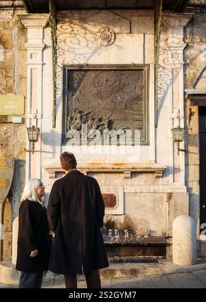 Porto, Portogallo, 25 dicembre 2024: Conversazioni culturali: Interazione con la storia nel quartiere Ribeira di Porto Foto Stock