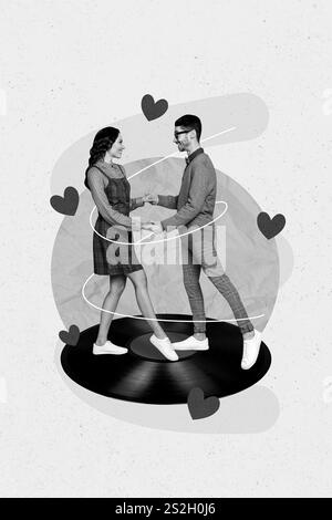 Immagine collage verticale di due persone positive belle tenere le braccia ballare enorme disco in vinile vintage isolato su sfondo disegno Foto Stock