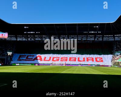 Tifosi dell'FCA nella partita FC AUGSBURG - SV WERDER BREMEN 2-2 il 24 agosto 2024 ad Augusta, Germania. Stagione 2024/2025, 1.Bundesliga, FCA, giorno 1, 1.Spieltag Foto Stock