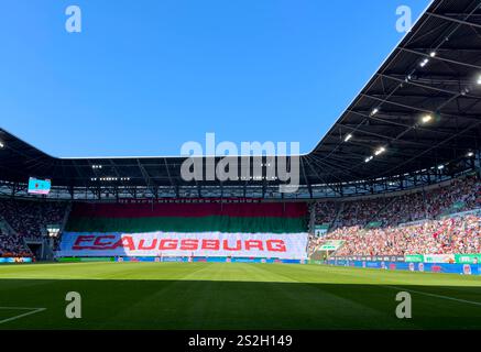 Tifosi dell'FCA nella partita FC AUGSBURG - SV WERDER BREMEN 2-2 il 24 agosto 2024 ad Augusta, Germania. Stagione 2024/2025, 1.Bundesliga, FCA, giorno 1, 1.Spieltag Foto Stock