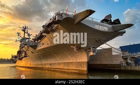 USS Intrepid al tramonto Foto Stock