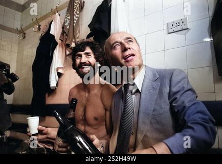 L'ARSENAL V ASTON VILLA ALL'HIGHBURY 1981 Aston Villa celebra la vittoria del campionato. Dennis Mortimer e Ron Saunders Foto Stock