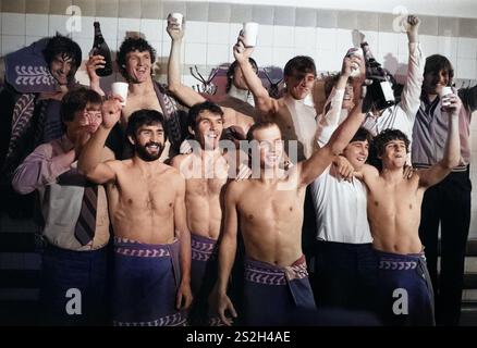 Aston Villa giocatori celebrare vincendo la Football League Championship nel camerino a Highbury. Arsenal 02 Maggio 1981 Foto Stock