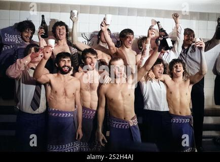 Aston Villa giocatori celebrare vincendo la Football League Championship nel camerino a Highbury. Arsenal 02 Maggio 1981 Foto Stock