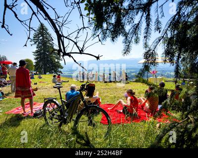 Escursionista goditi il tempo sul monte Auerberg a Stoetten a. A. Bavaria, Allgaeu, Germania, 21 luglio 2024. Fotografo: ddp Images/STAR-Images credito: ddp media GmbH/Alamy Live News Foto Stock
