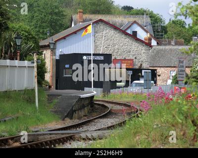 Watchet Station sulla West Somerset Railway con Watchet Boat Museum & Visitor Centre Beyond, Somerset, Inghilterra, Regno Unito a maggio Foto Stock