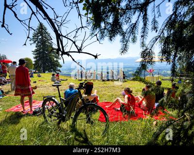 Escursionista goditi il tempo sul monte Auerberg a Stötten a. A. Bavaria, Allgäu, Germania, 21 luglio 2024. Foto Stock