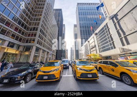 I taxi sono in fila alla 6th Avenue Manhattan, New York City New York, USA Foto Stock