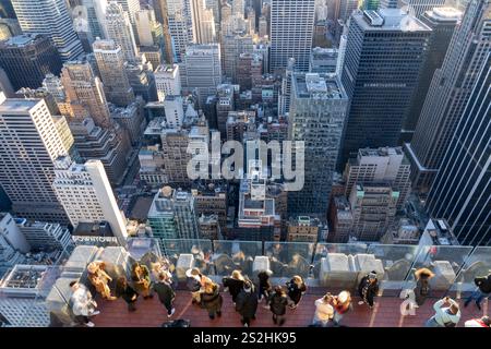 Piattaforma di osservazione Top of the Rock con persone illuminate al tramonto Manhattan, New York, New York, Stati Uniti Foto Stock