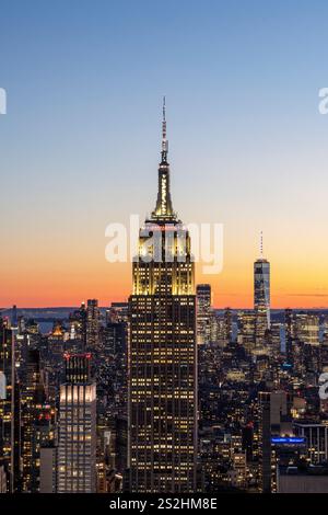 Vista dello skyline di Manhattan con l'Empire State Building illuminato al tramonto Manhattan, New York, New York, Stati Uniti Foto Stock