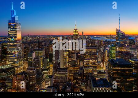 Colorato skyline di Manhattan, illuminato all'ora Blu dopo il tramonto Manhattan, New York, New York, Stati Uniti Foto Stock