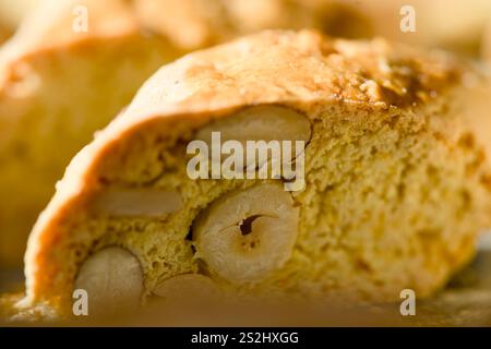 Biscotti alle mandorle italiani appena sfornati, chiamati cantuccini di cantucci Foto Stock