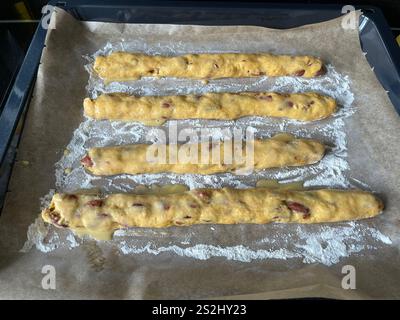 Biscotti alle mandorle italiani appena sfornati, chiamati cantuccini di cantucci Foto Stock