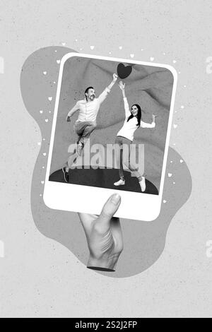 Collage 3D immagine di pinup pop retro schizzo del braccio che tiene felice coppia ritratto pittura sfondo isolato Foto Stock