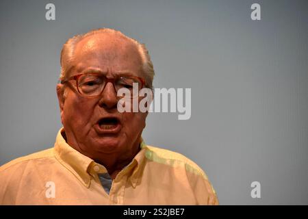 Marignane, Francia. 31 maggio 2017. Jean-Marie LE PEN, co-fondatore del partito di estrema destra "Front National" (FN), tiene un discorso durante una manifestazione. Jean-Marie le Pen, co-fondatore del partito di estrema destra "Front National" (FN), morì e aveva 96 anni. (Credit Image: © Gerard bottiglia/SOPA Images via ZUMA Press Wire) SOLO PER USO EDITORIALE! Non per USO commerciale! Foto Stock