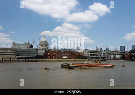 La cupola della Cattedrale di St Pauls presa dalla Southbank, con una chiatta sul fiume Tamigi, Londra, Inghilterra Foto Stock