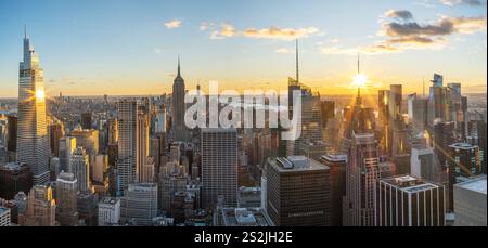 Colorato skyline di Manhattan, illuminato al tramonto Manhattan, New York, New York, Stati Uniti Foto Stock