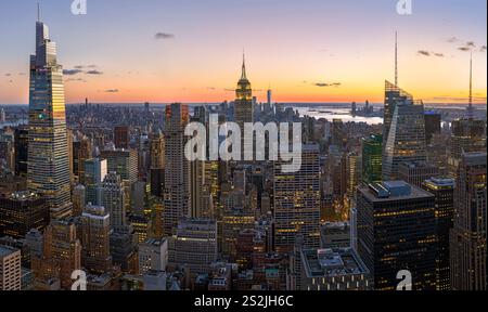 Colorato skyline di Manhattan, illuminato al tramonto Manhattan, New York, New York, Stati Uniti Foto Stock
